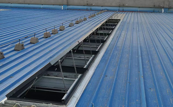 某城市大型商业综合体中庭麦积排烟窗工程