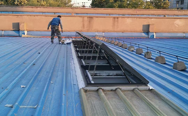 某区域性物流仓储中心麦积排烟窗系统安装项目